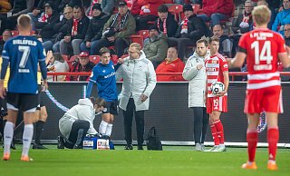 Arminias Physiotherapeut Michael Schweika kümmert sich um das lädierte rechte Bein von Marvin Mehlem. - Sarah Jonek