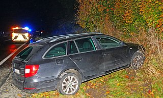 Nahe des A33-Autobahnkreuzes Bad Wünnenberg-Haaren landete dieser Skoda Octavia Superb im Straßengraben. - Ralph Meyer