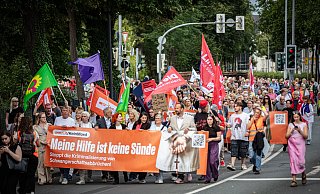 Der Bielefelder Gynäkologe Joachim Volz wurde zur ersten Gerichtsverhandlung von 2.000 Demonstranten begleitet. - Mike-Dennis Müller