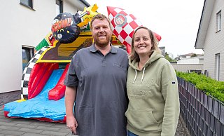 Jessica und Sebastian Schneider aus dem Kreis Gütersloh haben ihr kleines Hüpfburgen-Start-up mittlerweile um Fotoboxen und Slusheis erweitert. - Andre Schneider Jessica und Sebastian Schneider aus dem Kreis Gütersloh haben ihr kleines Hüpfburgen-Start-up mittlerweile um Fotoboxen und Slusheis erweitert. - Andre Schneider