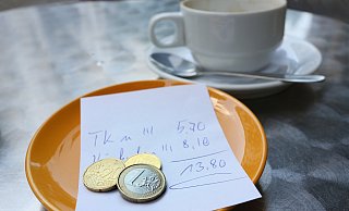 Trinkgeld bar zu geben, wird seltener. Stattdessen zahlen die Kunden zumeist mit der EC-Karte. - dpa