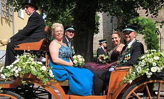Steinheims Majestäten Thomas Göke (v. r.) und Monika Peter sowie Fürst Holger Peter und Fürstin Beate Göke brauchten keinen Shuttlebus – sie wurden im warmen Sonnenschein per Kutsche zur Stadthalle gefahren. - Madita Schellenberg