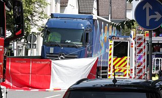 Der Bereich des Unfalls wurde für die Spurensicherung auf der B83 in Beverungen abgesperrt. - Torsten Wegener