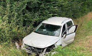 Bei dem Alleinunfall auf der B252 bei Niesen hat die Beifahrerin tödliche Verletzungen erlitten. - Polizei Höxter