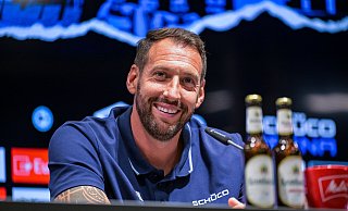 Gewohnte Umgebung: Arminia-Trainer Mitch Kniat gibt im Presseraum der Schüco-Arena Auskunft. - Teresa Kröger