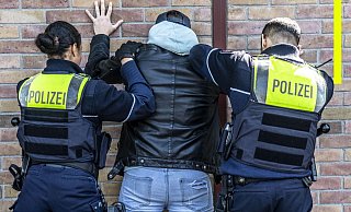 Zwei junge Männer wurden in Bielefeld durchsucht und festgenommen. Bei ihnen wurden Drogen und Waffen sichergestellt. - Symbolfoto: Polizei