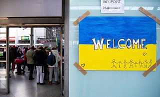 Ein Schild in den Farben der Ukraine mit der Aufschrift "Welcome" ist am Hauptbahnhof in München zu sehen. - Sven Hoppe/dpa
