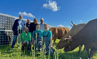 Zwischen Kühen und PV-Zaun im Kreis Paderborn: SoLawi-Mitglied Ulrich Büse (v. l.), Willi Ernst von der Biohaus-Stiftung, Ernst-Leopold Klipstein, Andreas Watzek (SoLawi Vauß-Hof), Marius Pötting (vorne, v. l., ebenfalls vom Vauß-Hof) sowie zwei Auszubildende von Westfalen Weser, Maximilian Knies undFabian Erhardt. - Danielle Dörsing