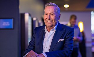 Roland Kaiser kommt jetzt mit seinem Film "50 Jahre Roland Kaiser - Ein Leben für die Musik" in die Kinos. Seinen Gütersloher Fans machte der Schlagerstar eine besondere Überraschung. - Guido Kirchner