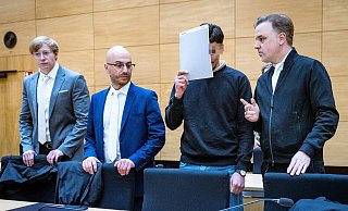 Der verurteilte Totschläger Mwafal al S. mit seinen Verteidigern. Sie haben Revision gegen das Urteil eingelegt. - Barbara Franke