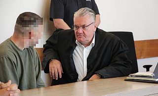 Der 32-jährige Angeklagte bespricht sich kurz vor dem Prozessauftakt mit seinem Verteidiger Dr. Dirk Werner Meinicke aus Hamburg. Sein Mandant möchte "zunächst", so betont es der Rechtsanwalt, schweigen. - Janet König