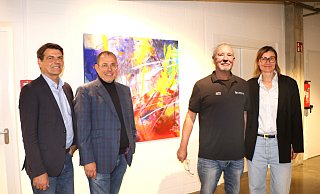 Freuen sich, dass es Matthias Poltrock (2. v. rechts) nach seinem Schlaganfall langsam wieder besser geht (v.l.): Mario Leisle von der Schlaganfall-Stiftung, Achim und Anja Lübbering. Im Hintergrund ist das erste Bild des Künstlers nach dem Schlag zu sehen. - Anja Hustert