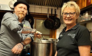 Manuela Schumacher und Thomas Hausmann vom Finlandia Bünde legen Wert auf eine vegane Auswahl für ihre Gäste. - Meiko Haselhorst