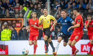 Arminia Marius Wörl läuft den Elversberger Felix Keidel an. - Sarah Jonek