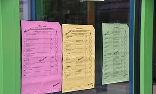 Drei verschiedene Wahlzettel bekommt man: einen roten für die Bezirksvertretung, einen gelben für die Wahl des Oberbürgermeisters und einen grünen für die Ratsvertretung. In Ubbedissen fehlte in 78 Umschlägen der gelbe Zettel. - Felix Brenneke Drei verschiedene Wahlzettel bekommt man: einen roten für die Bezirksvertretung, einen gelben für die Wahl des Oberbürgermeisters und einen grünen für die Ratsvertretung. In Ubbedissen fehlte in 78 Umschlägen der gelbe Zettel. - Felix Brenneke