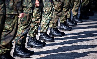 Soldaten der Bundeswehr auf dem Appellplatz. Im Fall einer Wehrpflicht soll per Los entschieden werden, wer gemustert werden soll. - picture alliance/dpa/ARD Das Erste