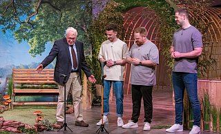 Heinz Schlechtingen (v. l.) präsentiert die Stützfüße an seiner Gehhilfe der Paderborner Gründer Phil Janßen, Philipp Battisti und Thorben Engel. - RTL / Bernd-Michael Maurer