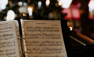 Die besten Weihnachtslieder aller Zeiten: Wir haben ein paar Tipps gesammelt, die in Ihrer Weihnachtsplaylist nicht fehlen dürfen. - Unsplash Die besten Weihnachtslieder aller Zeiten: Wir haben ein paar Tipps gesammelt, die in Ihrer Weihnachtsplaylist nicht fehlen dürfen. - Unsplash