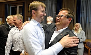 Bürgermeister Lars Bökenkröger (CDU) gewinnt mit absoluter Mehrheit die Wahl im ersten Wahlgang. Hier feiert er mit Julian Noweck, dem stellvertretenden Fraktionsvorsitzenden der CDU im Rat der Stadt Bad Oeynhausen. Noweck hatte von allen Ratskandidaten das beste Ergebnis eingefahren. - Thorsten Gödecker