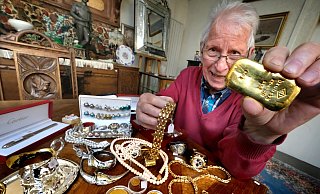 Was durch seine Hände zu neuen Besitzern gelangt, wird auch schon mal vergoldet: Der Gütersloher Auktionator Detlef Jentsch versteigert den Nachlass eines verstorbenen Milliardärs. - Andreas Frücht