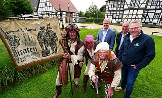 Die Kölner Piraten kapern den Schlossgarten: Zum Hövelmarkt Anfang Oktober werden sie dort ihr Lager aufschlagen. Jack Sperrholz (v. l.), Frank Turner und Jean Lafitte haben am Freitagnachmittag schon mal in Begleitung von Bürgermeister Michael Berens, Udo Plaßhenrich und Thomas Westhof (hinten, v. l.) das Terrain sondiert. - Ralph Meyer