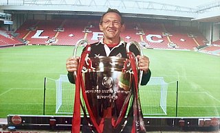 Fussball-Fan Bruno Brinktrine in Liverpool 2010 mit dem Pott. - Privat