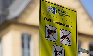 Schilder wie dieses (hier in Düsseldorf) sollen künftig in Bielefeld auf die Waffenverbotszone hinweisen. - dpa
