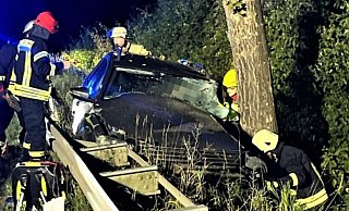 Das Auto der 42-Jährigen aus dem Landkreis Holzminden steckte zwischen Leitplanke und Baum fest. - Polizei Höxter