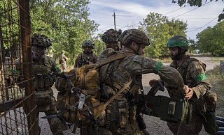 Ukrainische Soldaten entladen ein autonomes Fahrzeug in der Nähe der Frontlinie (Archivfoto). - Alex Babenko/AP/dpa