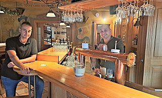 Im Steinheimer Traditionsgasthaus Frankenburg herrscht ein rustikales und gemütliches Ambiente – auch rund um die Theke, die wie der ganze Betrieb zukünftig in der Verantwortung von Aykut Tükenmez und Mehmet Cetinkaya liegt. - Madita Schellenberg