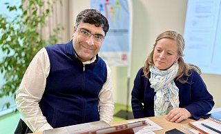 Rechtsanwalt Ridvan Ciftci und Quartiersmanagerin Friederike Kneip sprachen im Stadtteilzentrum Oberlohmannshof in Bielefeld mit den Mieterinnen und Mietern. - Neue Westfälische