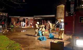 Die Feuerwehrleute ergriffen besondere Hygienemaßnahmen, um bei den Löscharbeiten jegliche Kontamination des Geflügelzuchtbetriebs zu vermeiden. - Ralph Meyer