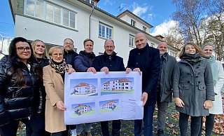 Mit den Umbauplänen für die neue Kita in Paderborn-Sennelager: Maike Dannewald (v.l., Jugendamt), Luisa Schmidt (Bima), Silvia Auffahrt (Bima), Lars-Christian Lange (städtischer Konversionsbeauftragter), Sören Lühr (Betriebsleiter Gebäudemanagement Paderborn), Bürgermeister Stefan-Oliver Strate, Jochen Altrogge (Bima), Boris Blume (Stadt Paderborn), Ivonne Hödt (Gebäudemanagement Paderborn) und Christina Sallen (Jugendamt). - Katharina Multhaupt/Stadt Paderborn