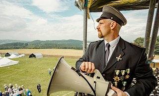 Die Szenerie des „Lippe SOLA“ in Extertal gleicht auf den ersten Blick einem Hochsicherheitstrakt. Danny Riediger spielt den Gefängnis-Direktor. - Gemeinde am Grasweg Lemgo