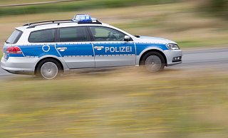 Ein Auto war in einer Baustelle auf der A33 aus einem besonderen Grund zu schnell unterwegs. Entsprechend reagieren die Polizeibeamten, die zuvor überholt worden waren. - Friso Gentsch / picture alliance / dpa