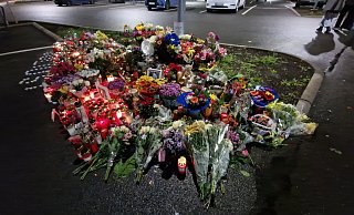 An der Gedenkstelle auf dem Supermarktplatz in Brake liegen immer mehr Blumen und Kerzen. - Nadine Uphoff