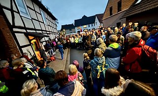 Zur Mahnwache am Haus Rosenberg (l.) in Haaren kamen rund 200 Menschen trotz Nieselregens. Sie zeigten Flagge gegen Antisemitismus. - Jens Reddeker