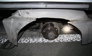 Fehlende Räder an Hinterachse. - Polizei Bielefeld