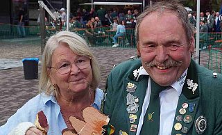 Das neue Altenbekener Jubelkönigspaar Heinrich Winsel und Gertrud Remmelmann. - Ulrich Schadomsky