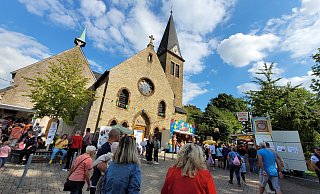 Weit mehr als ein Dorffest: Der Kilver Markt lockt zahllose Besucher auf den Platz und in die kleinen Gassen rund um die Michaelkirche in Westkilver. - Gerald Dunkel