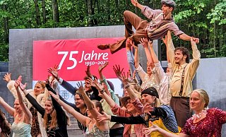 Gerade erst hat die Freilichtbühne Bökendorf 75. Geburtstag gefeiert. Doch zur Ruhe setzen wird sich das kreative Ensembe auf keinen Fall. Stattdessen wird bereits für die nächste Theatersaison gearbeitet. - Burkhard Battran