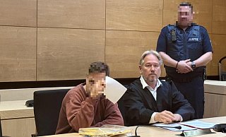 Der angeklagte Gütersloher Oleksandr K. (36) mit seinem Strafverteidiger Carsten Ernst beim Prozesssauftakt vor dem Bielefelder Landgericht. - Wolfgang Wotke