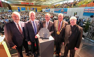 Beim Tag des Handwerks: Festredner Clemens Tönnies (2. v. l.) mit (v. l.) Kreishandwerkschef Peter Gödde, Bürgermeister Michael Dreier, Kreishandwerksmeister Mickel Biere und Erzbischof Hans-Josef Becker. - Andreas Zobe