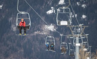 Die Skigebiete haben mit höheren Temperaturen und weniger Schnee zu kämpfen. - Massimo Piccoli/KEYSTONE/TI-PRESS/dpa