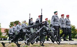 Die Bundeswehr soll attraktiver werden für junge Leute, denn der Bedarf ist aus Sicht der Regierung groß. (Archivbild) - Sebastian Christoph Gollnow/dpa
