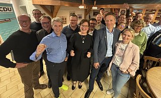 Im Kreise der CDU-Familie lässt Matthias Möllers (vorne, 2. v. r.) den spannenden Wahlabend in der Eggelandhalle ausklingen. - Jens Reddeker