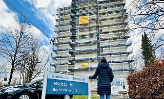 Annette Wasser steht vor der Dauerbaustelle in Bielefeld, ihrem eingerüsteten Zuhause in Bethel. - Stefan Becker