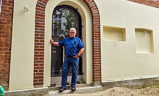 Im Bereich dieser Tür - es ist nicht der Eingang - musste der Backstein wegen der starken Schäden verputzt werden. Die Tür selber wurde aber neu umrahmt. Ganz rechts ist der moderne, nach hinten gerückte Anbau zu sehen. - Kathrin Weege