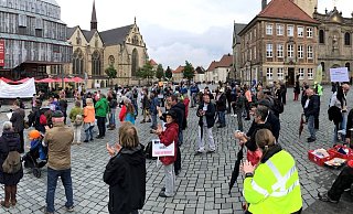 Die Teilnehmer der Demo vor dem Diözesanmuseum. - Carmen Behrens