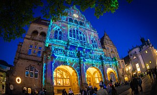 Das alte Bielefelder Rathaus erstrahlt in bunten Lichtern während der Nachtansichten und zieht zahlreiche Besucher an. - Mike-Dennis Müller / www.mdm.photo